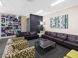 2BR Epic Views CBD 2 Cars Pool Wine Gym Netflix