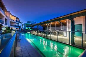 2BR Coolum Beach Rooftop Terrace Spa Tennis Pool