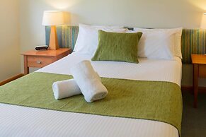 2BR Coolum Beach Rooftop Terrace Spa Tennis Pool