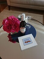 2BR Beautiful River Retreat Pool Wine Gym Netflix
