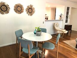 2BR Beautiful River Retreat Pool Wine Gym Netflix