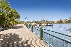 2BR Beautiful River Retreat Pool Wine Gym Netflix