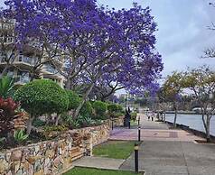 2BR Beautiful River Retreat Pool Wine Gym Netflix