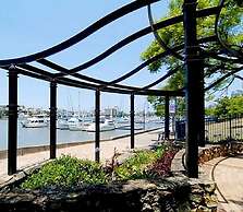 2BR Beautiful River Retreat Pool Wine Gym Netflix