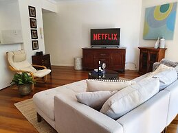 2BR Beautiful River Retreat Pool Wine Gym Netflix