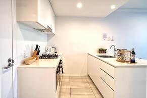 2BR Food Drink Hub Gym Pool Views Roof Terrace