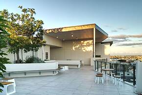 2BR Food Drink Hub Gym Pool Views Roof Terrace