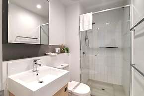 2BR Food Drink Hub Gym Pool Views Roof Terrace