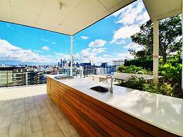 2BR Food Drink Hub Gym Pool Views Roof Terrace