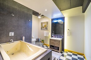 Joint Boutique Hotel