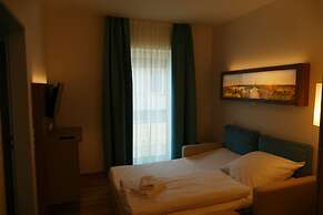 Meyn's Apartments & Hotel