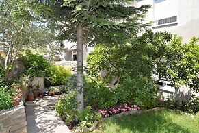 Sea View Apartment on Walking Distance to sea