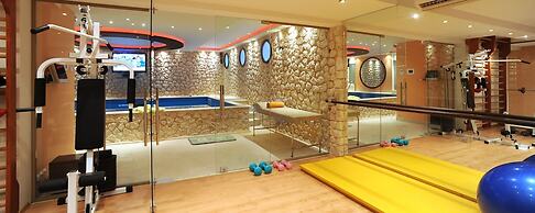 Beautiful 9-bed Villa in Gouvia With Tennis Court