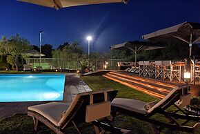 Beautiful 9-bed Villa in Gouvia With Tennis Court