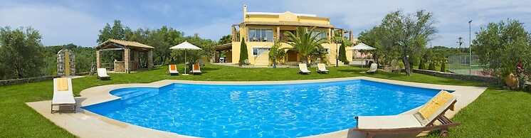 Beautiful 9-bed Villa in Gouvia With Tennis Court