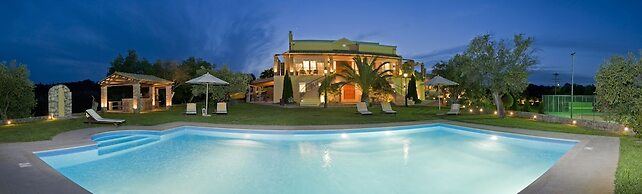 Beautiful 9-bed Villa in Gouvia With Tennis Court