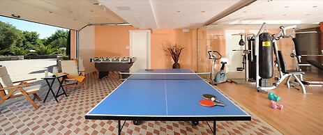 Beautiful 9-bed Villa in Gouvia With Tennis Court