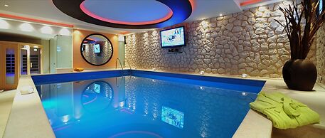 Beautiful 9-bed Villa in Gouvia With Tennis Court