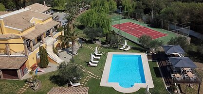 Beautiful 9-bed Villa in Gouvia With Tennis Court