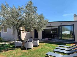 Cozy, Spacious and Fenced Holiday Home Near the Sea