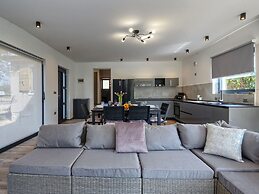 Cozy, Spacious and Fenced Holiday Home Near the Sea