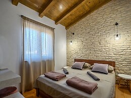 Cozy, Spacious and Fenced Holiday Home Near the Sea