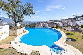 Apt Mairena Forest sea View & Pool
