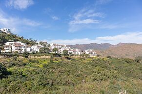 Apt Mairena Forest sea View & Pool