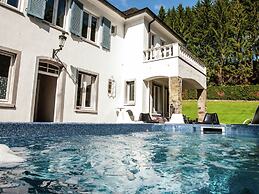 Luxurious Countryside Holiday Home With Garden