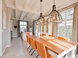 Great Holiday Home at the Efteling with Heated Swimming Pool & Hot Tub
