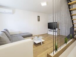 Modern Holiday Home With Jacuzzi