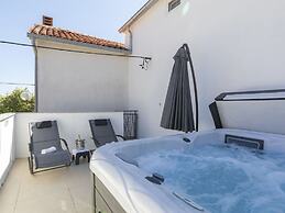 Modern Holiday Home With Jacuzzi