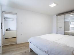 Modern Holiday Home With Jacuzzi