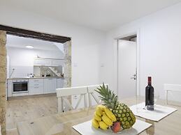 Modern Holiday Home With Jacuzzi