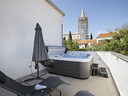 Modern Holiday Home With Jacuzzi