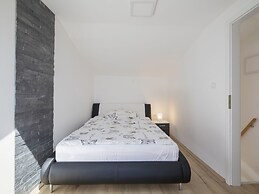 Modern Holiday Home With Jacuzzi