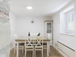 Modern Holiday Home With Jacuzzi