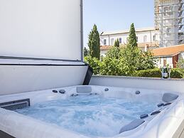 Modern Holiday Home With Jacuzzi