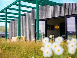 Luxury Lodge, 2 Bathrooms, Near the Sea