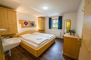 Cozy Chalet with 4 Bathrooms near Königsleiten