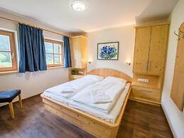 Cozy Chalet with 4 Bathrooms near Königsleiten