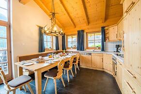 Cozy Chalet with 4 Bathrooms near Königsleiten
