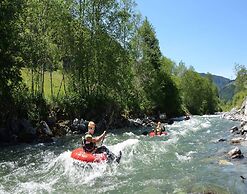 Cozy Chalet with 4 Bathrooms near Königsleiten