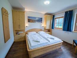 Cozy Chalet with 4 Bathrooms near Königsleiten