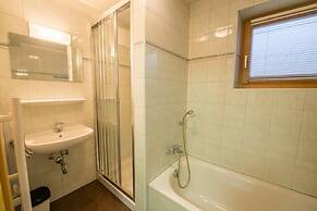 Cozy Chalet with 4 Bathrooms near Königsleiten