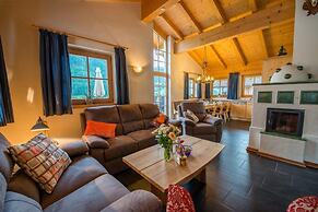 Cozy Chalet with 4 Bathrooms near Königsleiten