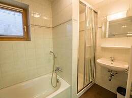 Cozy Chalet with 4 Bathrooms near Königsleiten