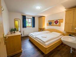 Cozy Chalet with 4 Bathrooms near Königsleiten