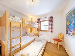 Cozy Chalet with Sauna near Königsleiten