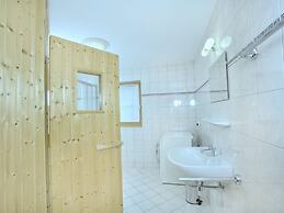 Cozy Chalet with Sauna near Königsleiten